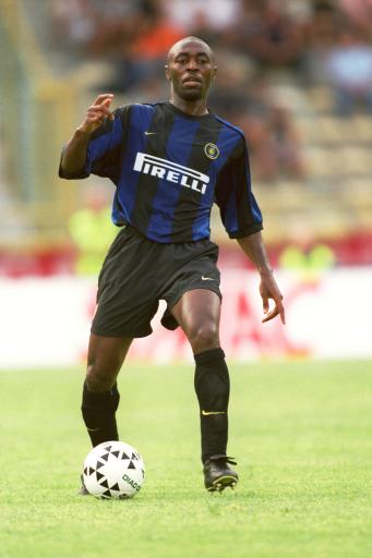 突发！阿诺德左腿受伤离场 皇马防线遭遇重创（阿诺德左腿伤退，皇马后防遭重击）