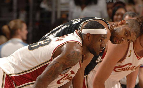 世体：阿隆索回归获利物浦球迷热烈欢迎，阿诺德却遭嘘声相待（世体：阿隆索归来获红军拥趸热烈致意，阿诺德反遭嘘声）