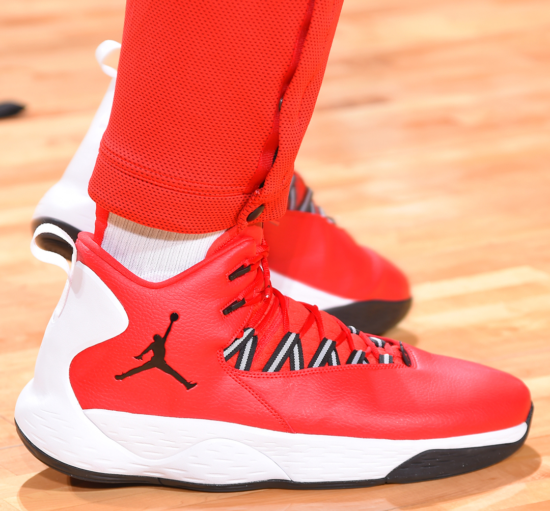 皇马后防问题严重，阿诺德伤缺，球员轮换困难，姆巴佩虽强但后防乏力，形势严峻。（皇马防线告急：阿诺德伤停致轮换受限，姆巴佩难掩后防短板，形势不容乐观）